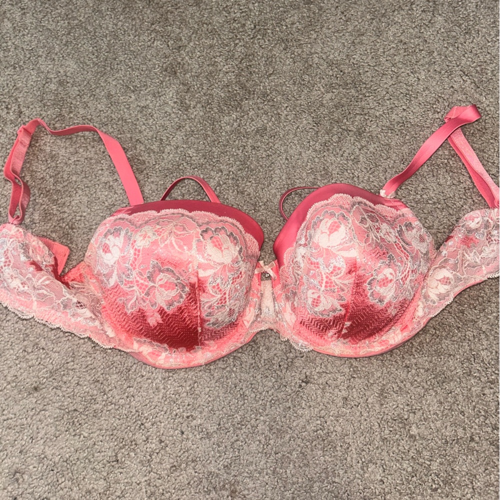 Like New, Never Worn 38D Victoria’s Secret Lace Bra